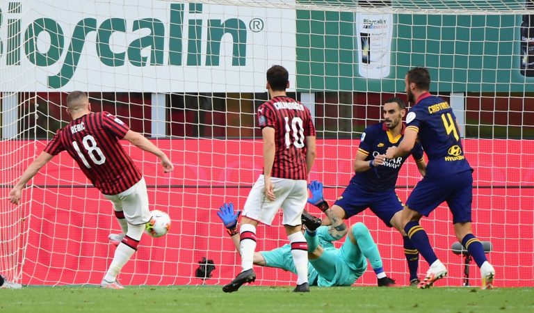Milán se acerca a competiciones europeas tras vencer a la Roma