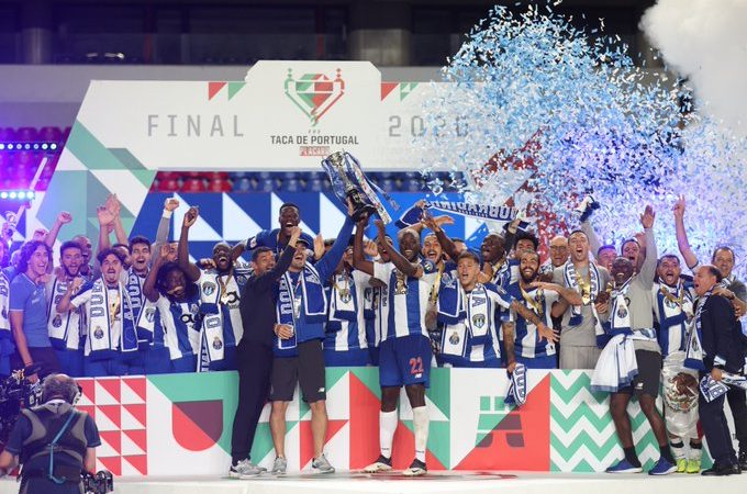 El Porto del “Tecatito” Corona es campeón de la Copa de Portugal