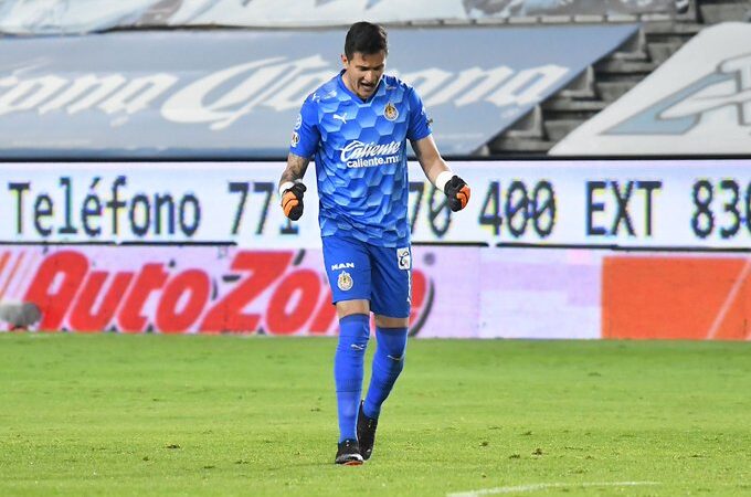 Raúl Gudiño se viste de héroe en el empate entre Pachuca y Chivas