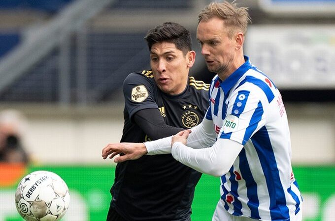 Edson Álvarez jugó como defensa central en la victoria del Ajax