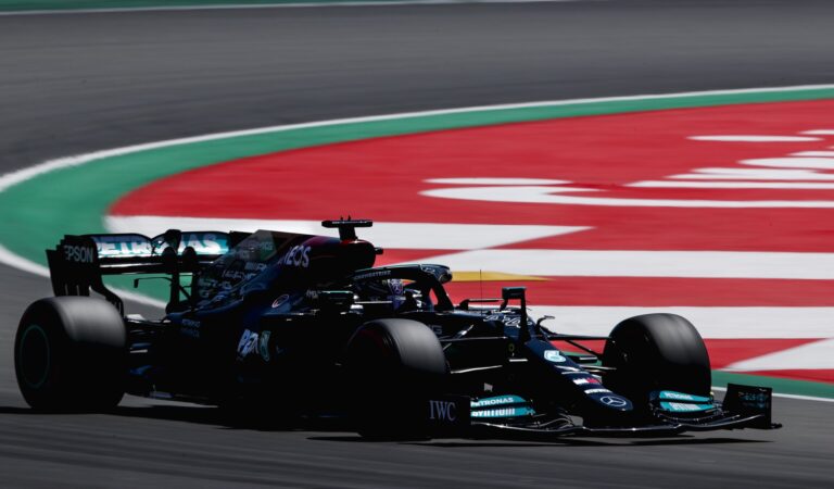 Lewis Hamilton y Mercedes le ganan la partida a Red Bull en España; “Checo” escala al quinto puesto