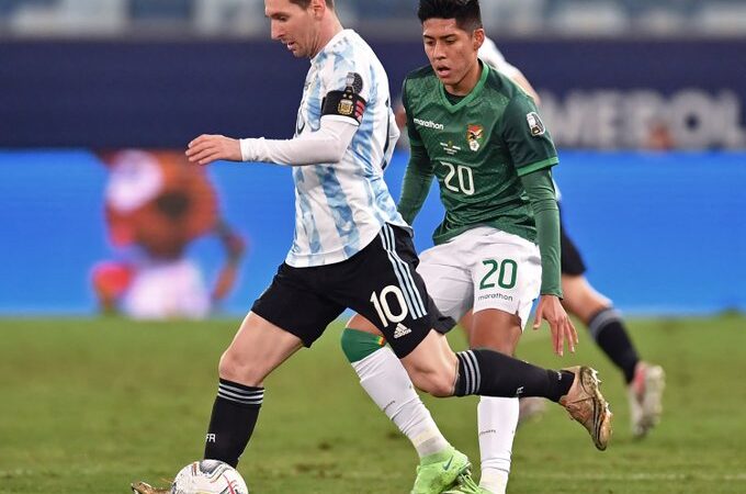 Argentina con un doblete de Lio Messi derrotó a Bolivia para avanzar a los cuartos de final de la Copa América