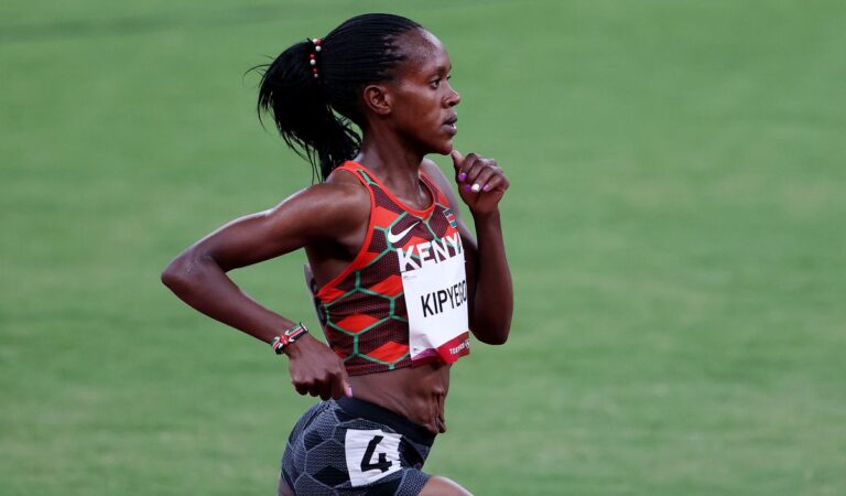 Faith Kipyegon conquista los 1500m en mujeres por Tokyo 2020 y logra récord Olímpico