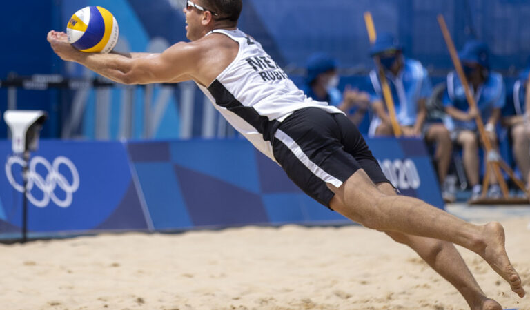 Josué Gaxiola y José Luis Rubio caen en los octavos de final de vóleibol de playa ante Brasil en Tokyo 2020