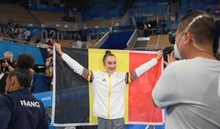 Nina Derwael se consagra como campeona olímpica de barras asimétricas femenil en Tokyo 2020