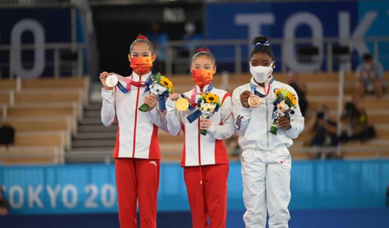 Chenchen Guan conquista la medalla de oro en viga de equilibrio femenil de Tokyo 2020