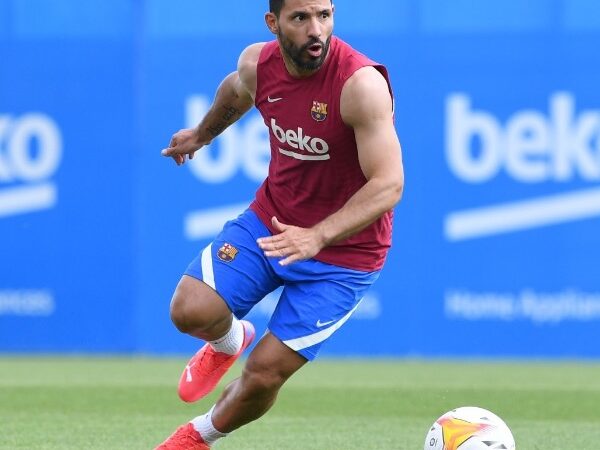 Mal inicio para Sergio Agüero con el Barcelona