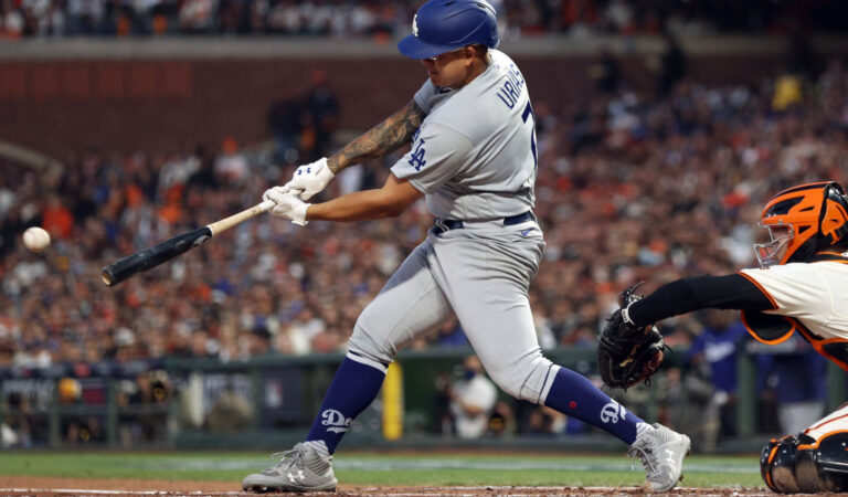 Julio Urías guía a los Dodgers a su primera victoria en el NLDS ante los Giants