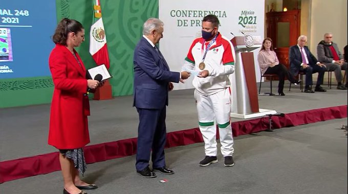 Andrés Manuel López Obrador entregó premios económicos a deportistas que participaron en Tokio 2020