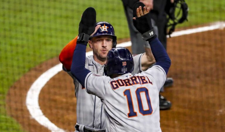 Astros remontan ante Braves y regresará la Serie Mundial a Houston