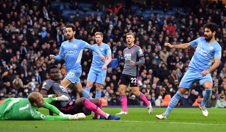 Manchester City permanece en la cima de la Premier League al golear a Leicester