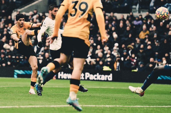 Raúl Jiménez anotó  en la victoria de los Wolves frente al Tottenham