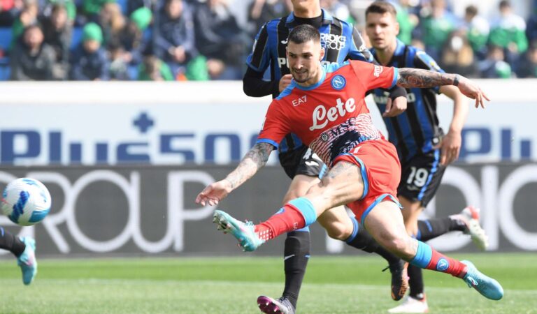 Hirving Lozano con asistencia en la victoria del Napoli sobre el Atalanta