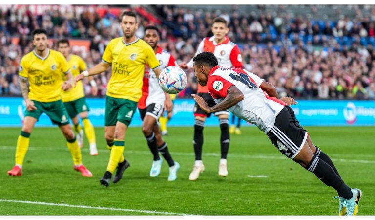 Santiago Giménez fue titular en el empate del Feyenoord