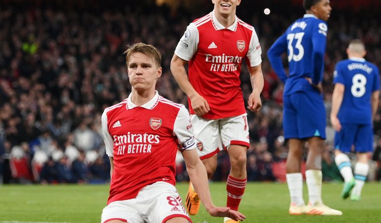 Arsenal mantiene el liderato de la Premier League tras vencer al Chelsea