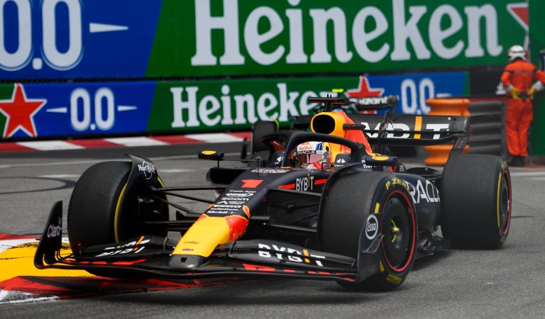 Max Verstappen se hace con la victoria en  Mónaco; Sergio Pérez queda fuera de los puntos