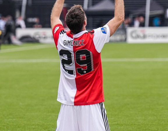 Triunfo del Feyenoord, con doblete de Santiago Giménez