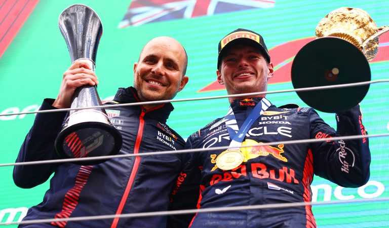 Max Verstappen se enfila al título de la F1 tras su sexta victoria consecutiva; Sergio Pérez termina sexto