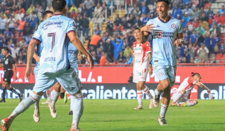 Cruz Azul logró otra victoria de último momento al derrotar como visitante al Necaxa