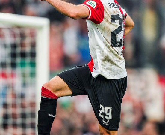 El Feyenoord goleó al Vitesse con otra gran actuación de Santiago Giménez