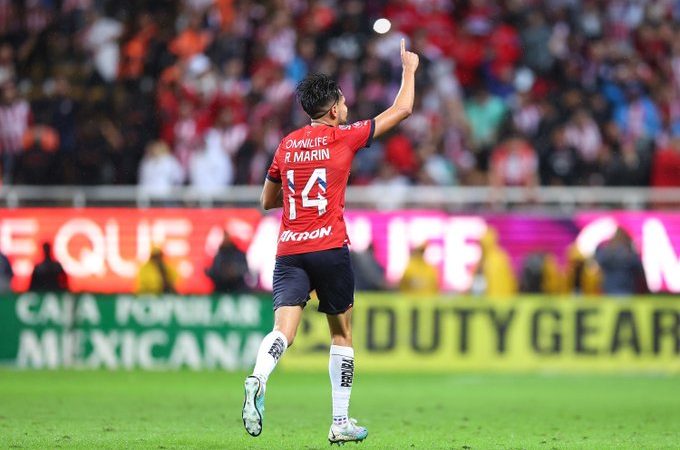 Chivas sale de la crisis y golea al Atlas en el Clásico Tapatío