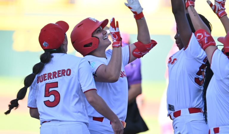 Paliza de las Diablas Rojas a Bravas de León en el primer juego de la serie