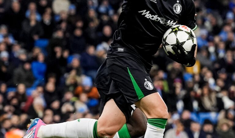 Santiago Giménez regresó a la actividad con Feyenoord y anotó en el empate contra Manchester City por la UCL