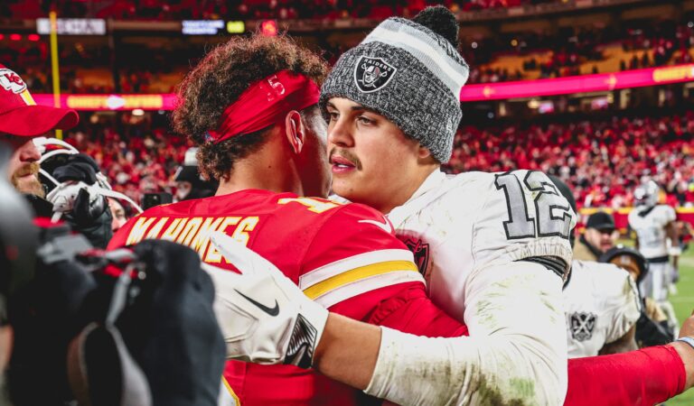 Los Kansas City Chiefs sellaron su pase a playoffs de la NFL ante Las Vegas Raiders en el “Black Friday Game”