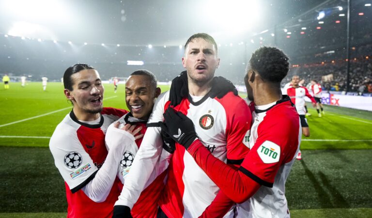 Santiago Giménez confirma su buen momento al llevar al Feyenoord a la victoria contra Bayern München en la Champions League