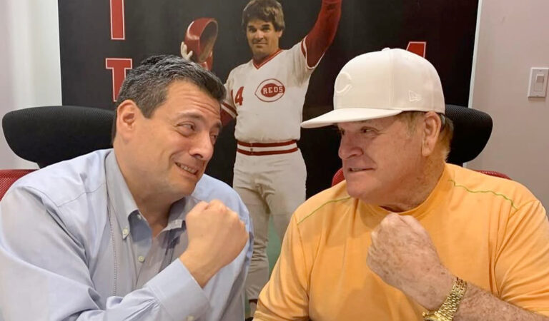 El presidente del WBC, Mauricio Sulaimán, felicita al comisionado de la MLB, Robert Manfred, por el indulto póstumo otorgado a Pete Rose