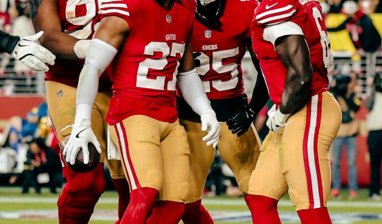 San Francisco 49ers sigue en la pelea por los playoffs de la NFL al derrotar a los Carolina Panthers