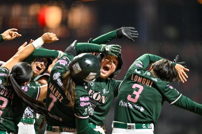 Bravas de León sorprende a Diablos Rojos Femenil en casa