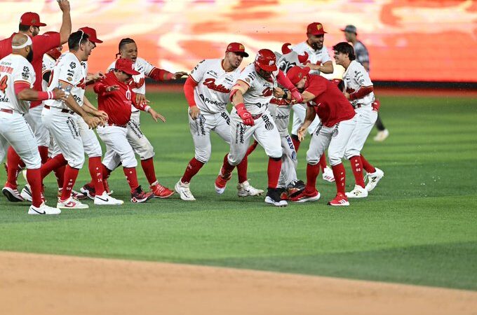 Los Diablos Rojos del México dejan tendidos a los Conspiradores de Querétaro